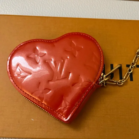 Louis Vuitton Vernis Red Heart pouch with charms - Picture 3 of 11